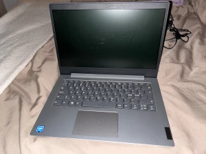 Lenovo Laptop 14" Intel - Lenovo laptop med 14-tumsskärm, Intel-processor och komplett med laddare. Tangentbord och hölje i fint skick. Perfekt för studier eller arbete. Snygg och tunn design, redo att användas direkt. Säljer den då jag i princip aldrig använt den så så gott som ny 