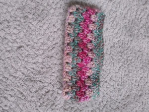 Handgjort virkat pannband - Säljer en handgjort virkat pannband som jag gjort själv. Pannbandet är gjort i chunky garn med blandade färger som rosa, grön, beige och lila. Pannbandet har ett coolt, bubbligt mönster och är riktigt mjuk och varm. Perfekt för dig som vill sticka ut med en unik accessoar i vinter.