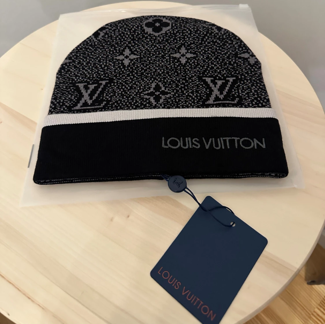 Svart L och V mössa med logga - 1