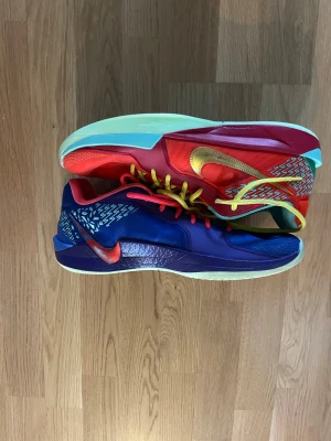 Sabrinna 2 what the  - Säljer mina Sabrinna 2 what the , storlek 48,5, riktig snygg och bra basketsko, nypris 4000kr, säljer dom för att dom passar inte mig. priset kan diskuteras.