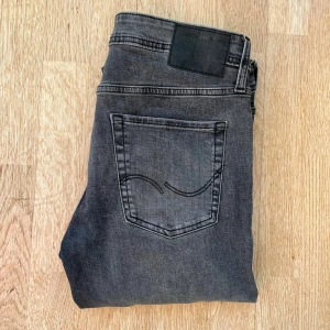 Slim gleen jeans  - Jack & Jones jeans | Storlek: W31 L32 | modell: Slim gleen | Passform : Slim fit | Färg: Grå | Skick: Mycket bra! | Hör av dig vid frågor och funderingar!