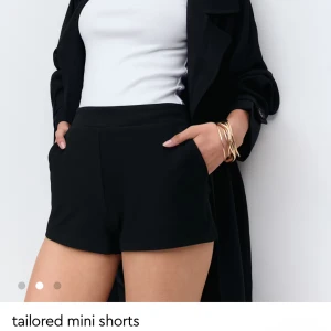 Svarta mini shorts - Jätte fina stretchigt material! Prislapp kvar, slutsålda! Storlek M men små på mig så är mer som en S 