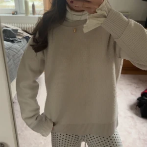 Beige stickad tröja från Zara - Säljer en beige stickad tröja från Zara i storlek S. Tröjan har en rund halsringning, ribbade muddar och nederkant samt långärmade ärmar. Den har en loose passform och är perfekt för lager-på-lager under höst och vinter. Enkel och stilren design som är lätt att matcha.