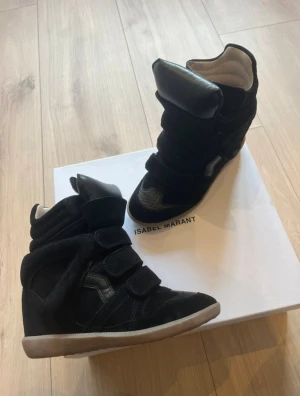 Svarta Isabel marant skor  - Säljer mina populära Isabel marant skor , storlek 37 som är super sköna och endast använda två gånger säljs pågrund av att de inte används så mycket hos mig ☺️🙌🏼🙌🏼