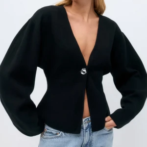 Svart kofta med kristallknapp Gina Tricot - Säljer denna superfina tröjan från Gina Tricot då den tyvärr inte kommer till användning. Köpt för några månader sen men aldrig använd! 💕