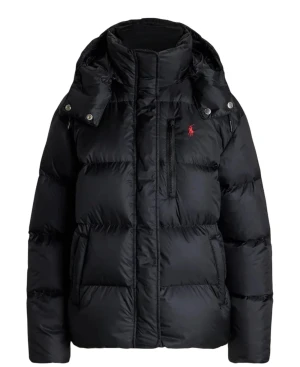 Pufferjacka från Polo Ralph Lauren - Snygg pufferjacka från Polo Ralph Lauren med huva och dragkedja framtill. Jackan har en quiltad design, praktiska fickor med dragkedja och Polo-logga i rött på bröstet. Finns i både mörkblå och svart, perfekt för kalla dagar.