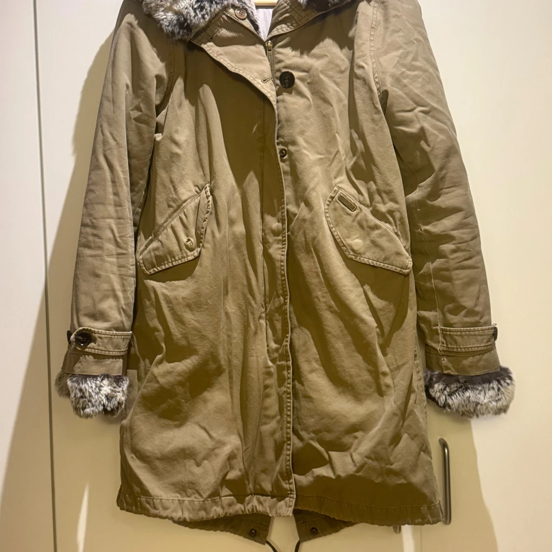 Beige parkajacka med fuskpäls - 2