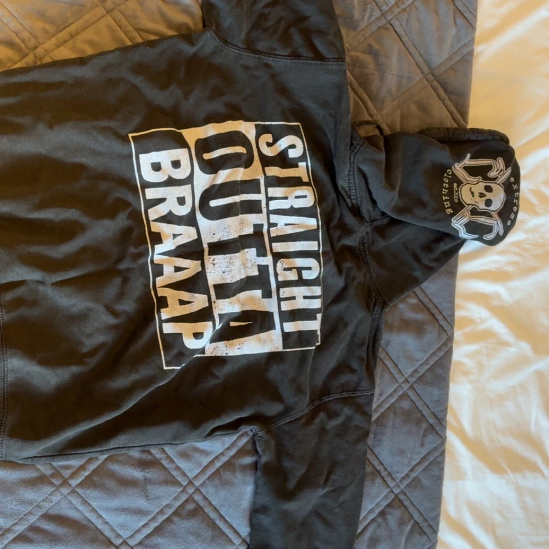 Svart hoodie Straight Outta Braaap