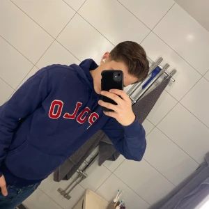 Polo raulph lauren hoodie - Jag säljer en riktigt fet polo raulph lauren hoodie som är perfekt nu inför vintern❄️ ||Modellen är 177cm🤩 ||Kontakta mig om fler frågor😉