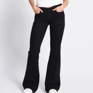 Svarta bootcut jeans - nästan aldrig använda, Snygga svarta jeans med bootcut passform och klassisk femficksdesign. Byxorna har normal midja och är tillverkade i mjukt jeansmaterial som sitter bekvämt. Perfekta för dig som gillar en stilren look med lite extra vidd nedtill.