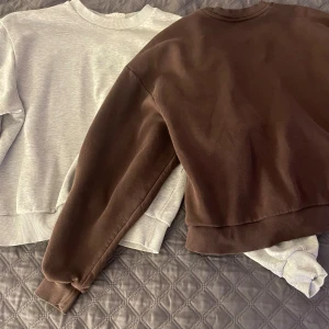 Brun och grå sweatshirt från ginatrico💕 - Två sweatshirts från ginatrico i storlek XS💕🌻Ena tröjan är brun och den andra ljusgrå🤎🩶Perfekt för chill dagar och enkel att matcha med jeans eller mjukisbyxor🍁☀️❄️