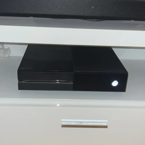 Xbox One - Hej! Säljer min Xbox One som jag haft i ungefär ett år. Konsolen är snabb, tyst, fungerar helt utan problem, är välskött och har mest använts till några få spel. Den är rensad och klar att användas direkt. 🎮 Ingår: FC 25, strömkabel och själva konsolen  Säljes för att har skaffat en ny Xbox Series S 💸 Pris: 750kr, fast med möjlighet att gå ner i pris vid smidig affär 📍 Finns i Jönköping – kan mötas upp centralt. Först till kvarn! Skicka gärna meddelande för fler bilder eller mer information.