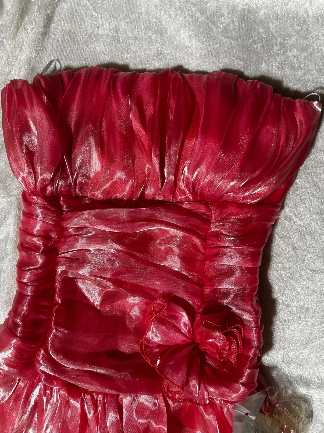 Röd axelbandslös volangklänning