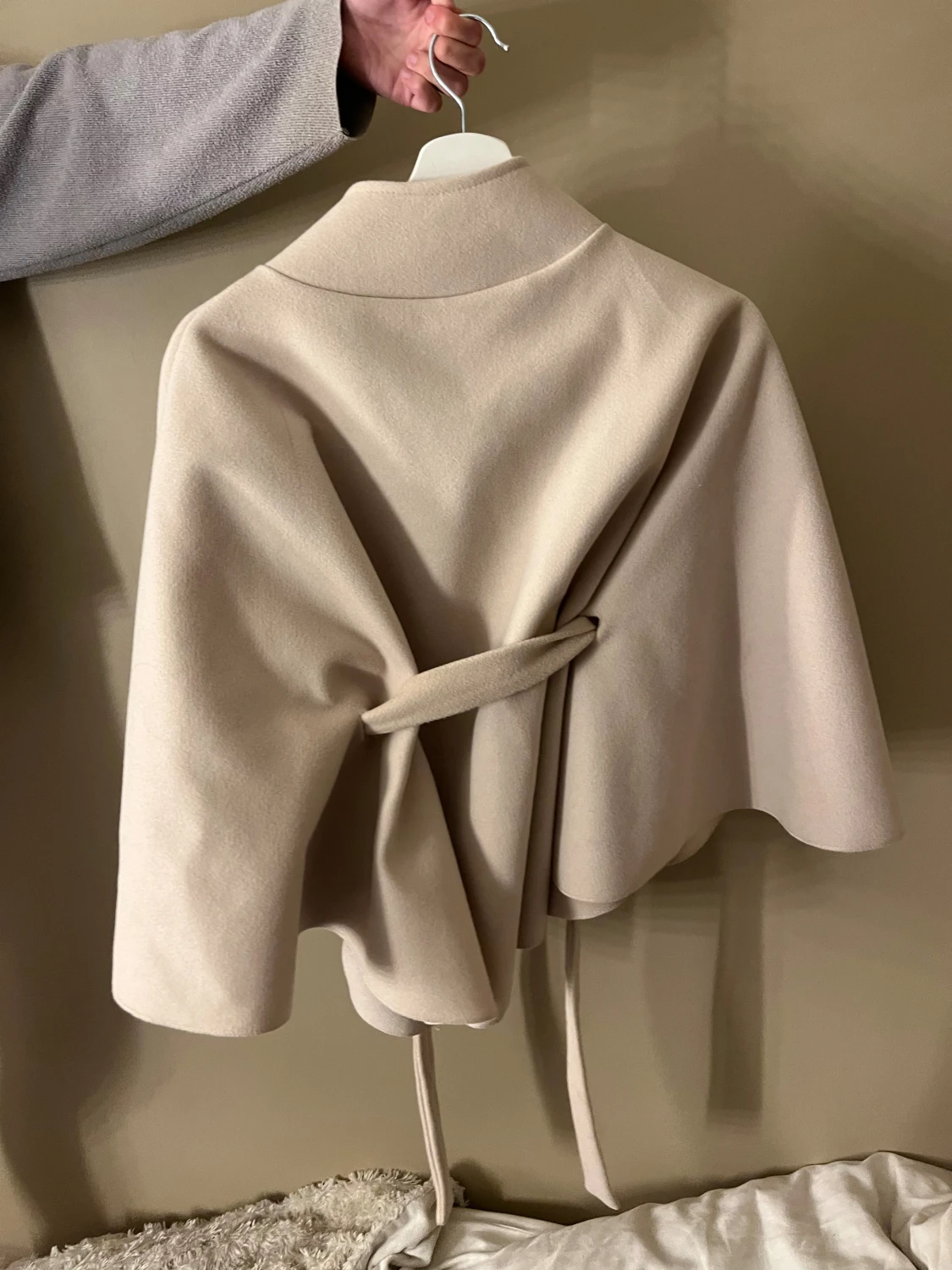 Beige kappa med bälte från Missay - 1