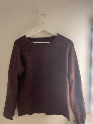 Mörk vinröd stickad tröja - Säljer denna vinröda stickade tröja från VERO MODA i storlek XS. 