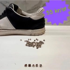 Valentino nitar - Nitar till flycrew | Pris: 55kr/st men kan göras bättre pris vid köp av fler | Lim för att sätta fast nitarna tillkommer med köpet