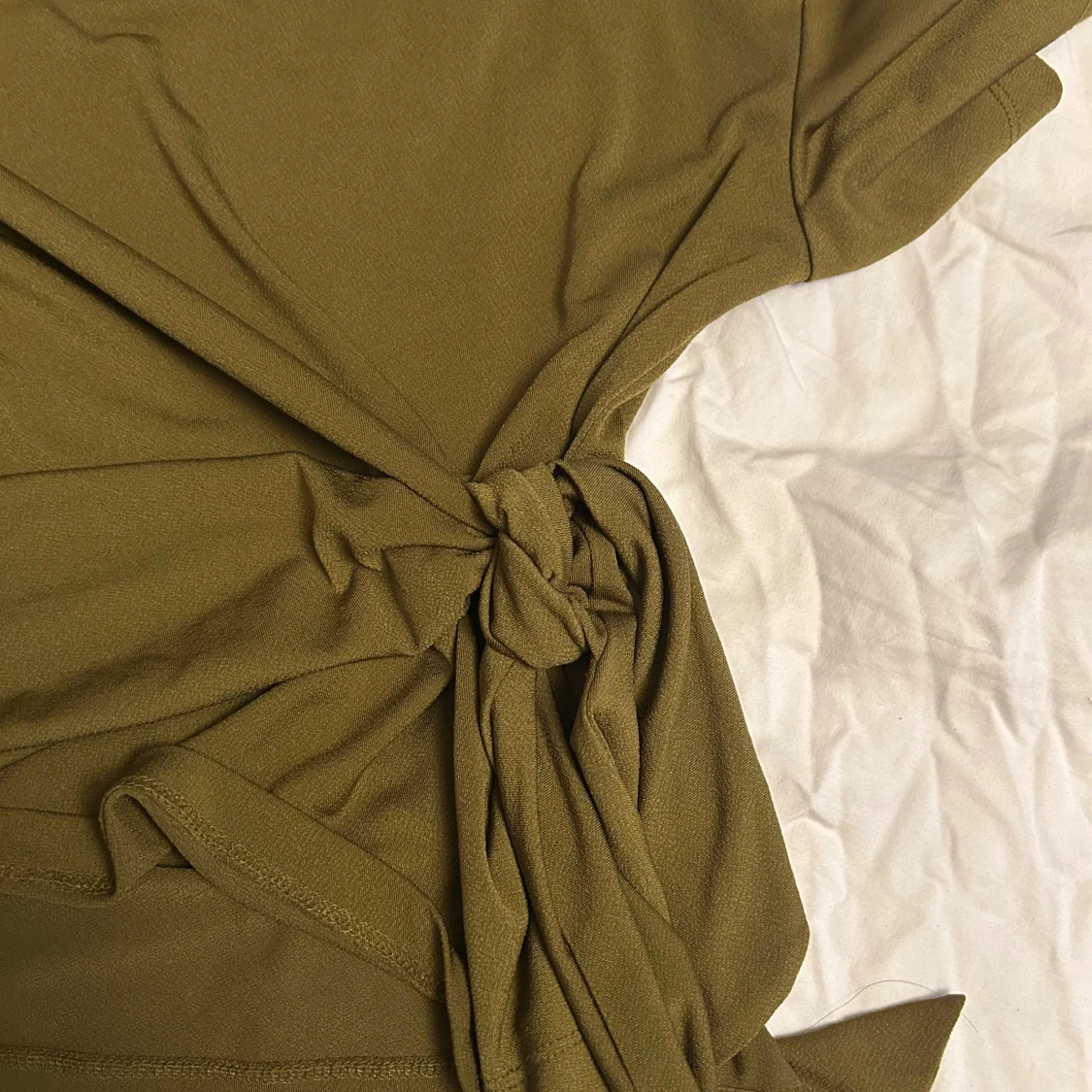 Olivgrön topp med knyt i midjan - 3