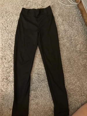 Svarta leggings från Shein - Svarta leggings från Shein i storlek S, knappt använda