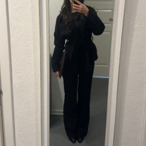 Svart jacka - Svart jacka från Gina tricot. Köpt för några år sedan. Endast använd en höst. Lite nopprig, men går att få bort med noppmaskin. 