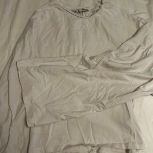 Vit långärmad tröja  - En enkel och stilren vit långärmad tröja. Tröjan har lång ärm och en klassisk look och  som ger en clean look. Perfekt att matcha med jeans eller under en jacka. Passar dig som gillar minimalistisk stil. (i bilden är den ganska rynklig, du får den ren och strykad hem till dig) 💗