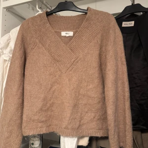 Stickad tröja  - Trendig tröja, v ringad