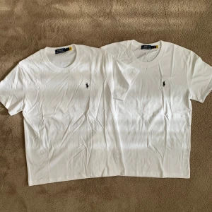 Vit Polo Ralph Lauren T-shirt - Säljer en helt ny och oanvänd vit Polo t-shirt. Storlek M men skulle säga att den passar som S, Vid fler frågor eller funderingar skicka ett pm, Mvh (OBS! det är bara en som säljs inte bundle på 2 därför att den andra är såld)