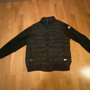 Moncler Cardigan - Tjena! Säljer denna feta cardiganen eftersom den har blivit för stor för mig. Cartoonen har tappat lite färg men annars är jackan bra👍. Pris 1499. Meddela mig gärna om du vill ställa frågor, pris kan diskuteras!😁