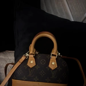 Handväska  - Oanvänd 