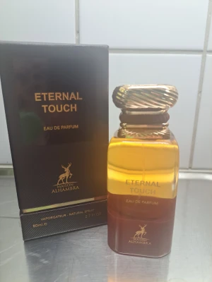 Eternal Touch Eau de Parfum - Eternal Touch från Maison Alhambra är en Eau de Parfum i en lyxig flaska. Volymen är 80 ml, perfekt för dig som vill ha en signaturdoft som sticker ut. Snygg design och stilren förpackning gör den till ett coolt val för unga.