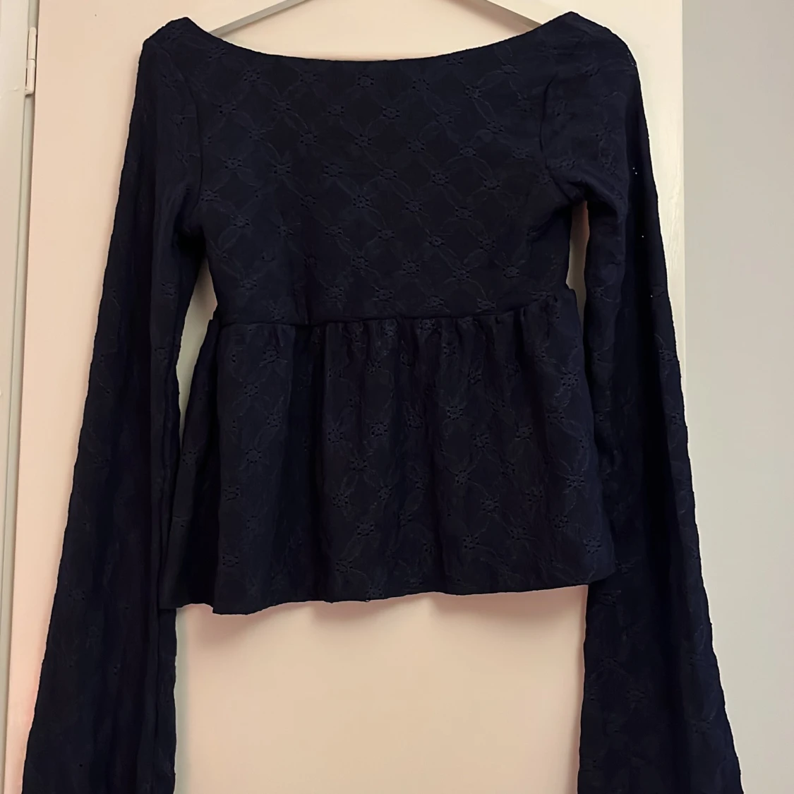 Mörkblå  blus med broderad spets - 1