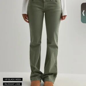 Nelly jeans  - Helt nya används inte! Snygga olivgröna jeans från Replay med bootcut passform och klassiska fem fickor. Jeansen har dekorativa sömmar på bakfickorna och är tillverkade i ett mjukt bomullsmaterial med lite stretch för extra komfort. Perfekta för en cool och avslappnad stil.