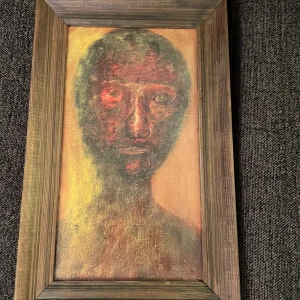 Tavla av bästa kvalitet  - Det här är en inramad målning med ett abstrakt motiv av en person. Målningen har varma färger och en rustik träram som ger ett konstnärligt och unikt intryck. Perfekt för dig som vill ha något annorlunda och kreativt på väggen.