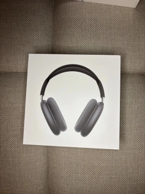 AirPods Max - AirPods Max – Midnight  Säljer ett par AirPods Max i färgen Midnight. Hörlurarna är i nästan nyskick och fungerar perfekt. Inkluderar: 	•	AirPods Max (Midnight) 	•	Original Smart Case 	•	Originalförpackning (se bilder)  Kuddarna är rena och fräscha, och inga repor eller skador syns på hörlurarna. Perfekt för dig som vill ha premiumljud med aktiv brusreducering, rumsligt ljud och fantastisk komfort.  Skickar gärna fler bilder vid behov. Snabb leverans! 