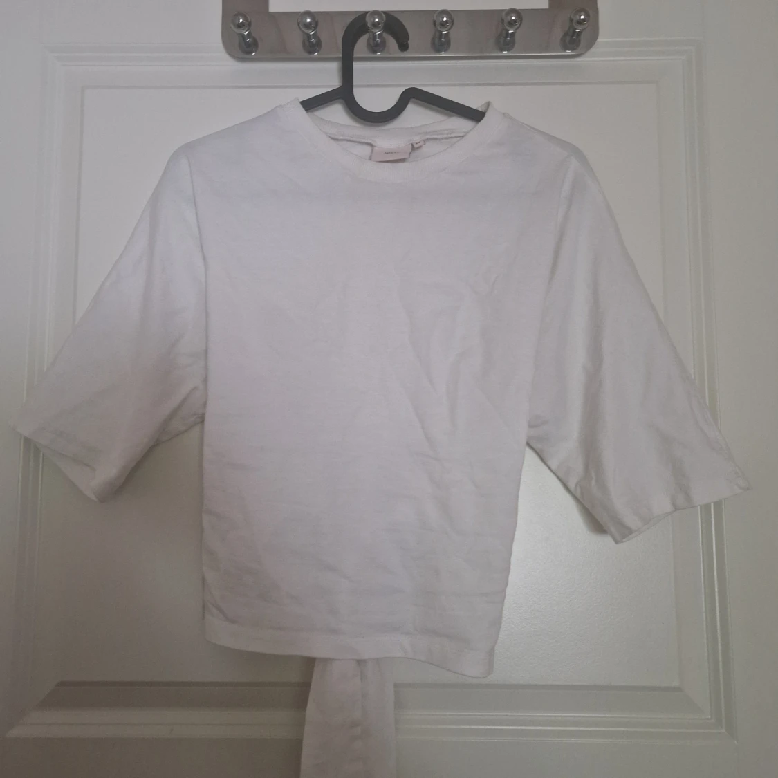 Vit omlottopp med knytband