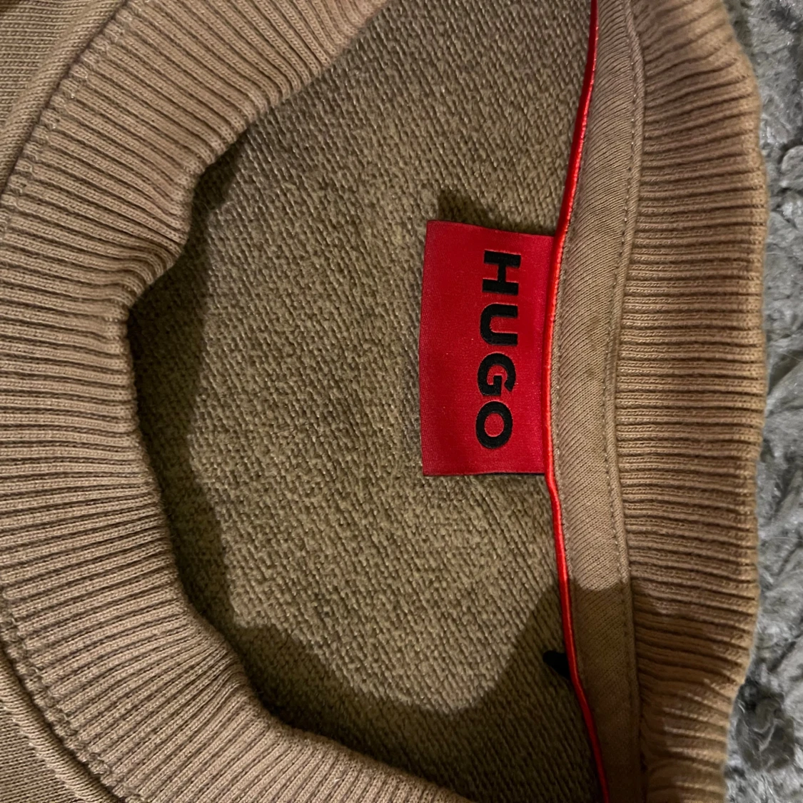 Beige sweatshirt från Hugo med logga - 3