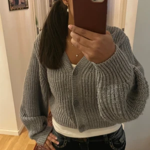 Grå stickad kofta  - säljer min gråa v-ringad stickade kofta då den aldrig kommit till användning❣️❣️passar s/xs. pris kan diskuteras🩷