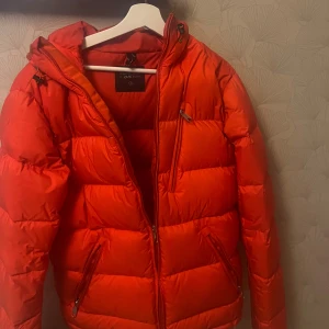 Orange peakperfermance jacka S - Perfekt vinter jacka inte använd så mycket då den blev för liten rätt så snabbt