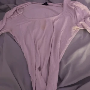 Ljuslila långärmad tröja Gina Tricot - Säljer en ljusrosa långärmad tröja från Gina Tricot i storlek S. Tröjan har en rund halsringning och är gjord i mjukt bomullsmaterial. Perfekt för dig som gillar enkla och stilrena plagg med skön passform.