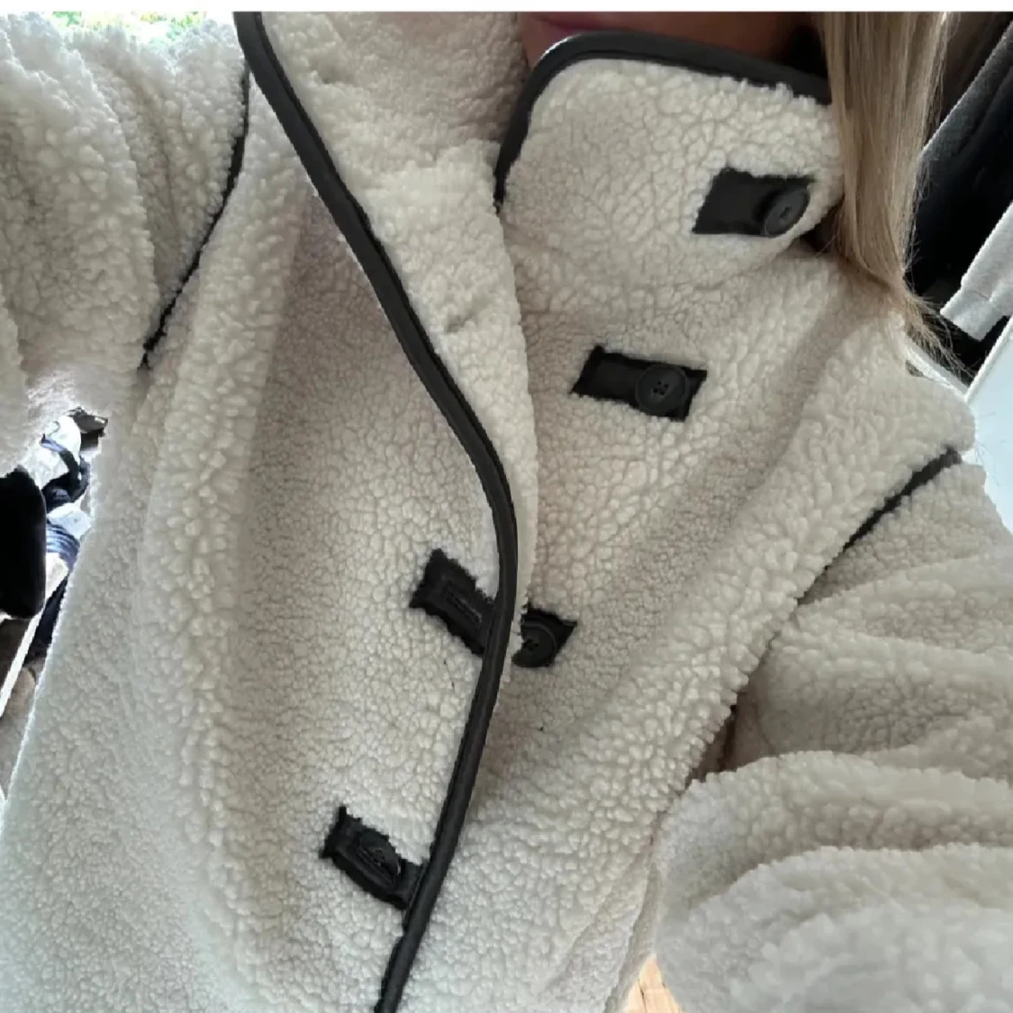 Vit teddyjacka med svarta detaljer - 1