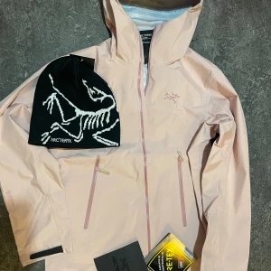 Arcteryx Goretex jacka och mössa paket! - Köp jackan och du får mössan på köpet! Perfekt för skidbacken eller vardaglig användning. Nypris på 5500, finns i M och S