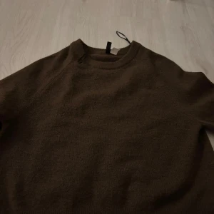 Brun stickad tröja i storlek M - Brun stickad tröja, knappt använd