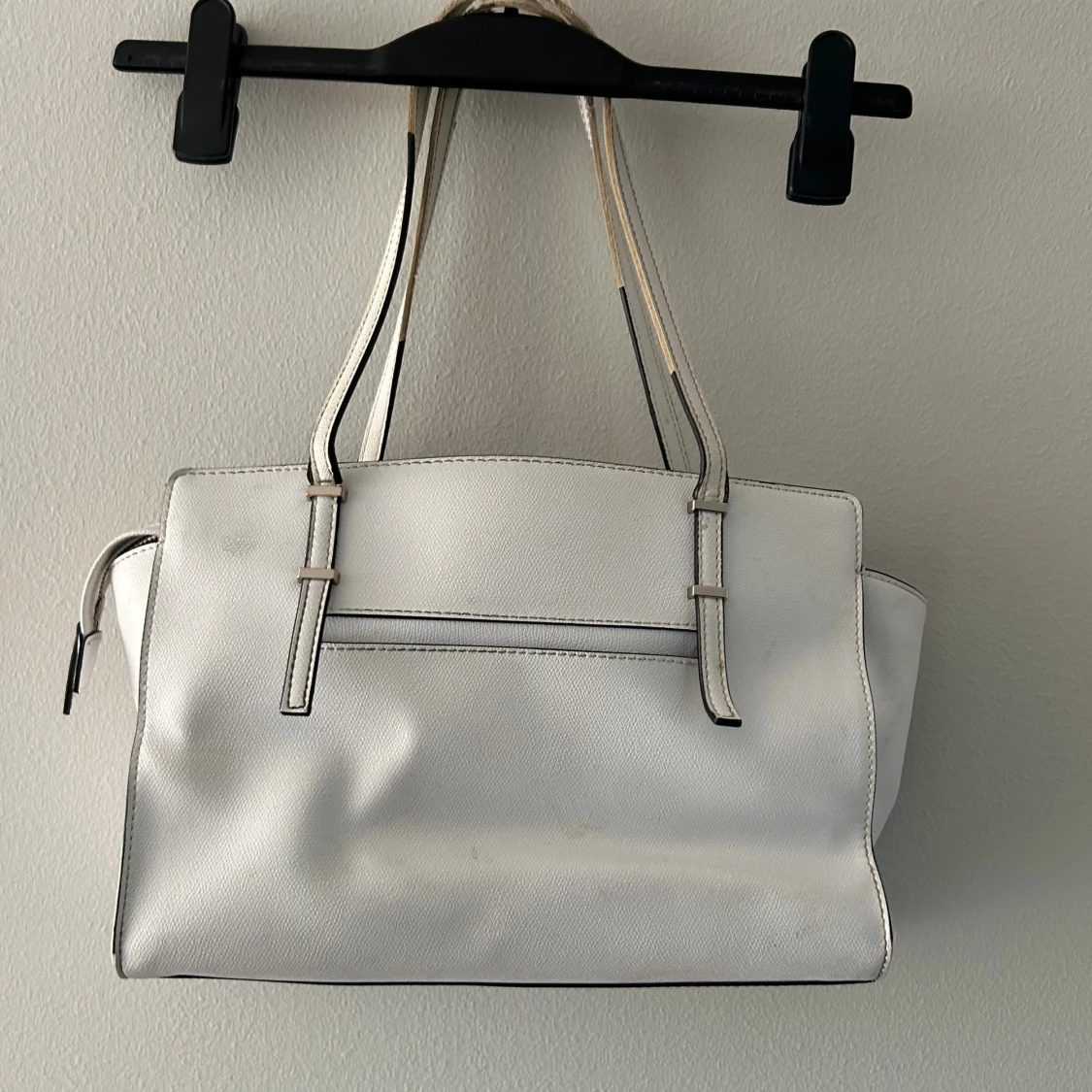 Vit handväska från Guess med hänglås - 1