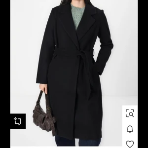 Svart kappa från Vero Moda - Säljer denna snygga svarta kappan från Vero Moda!💞