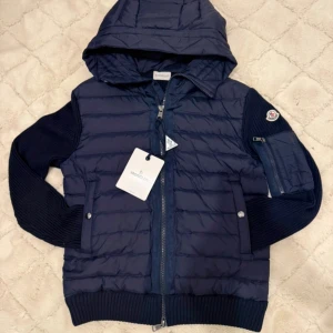 Mörkblå cardiganjacka från Moncler M - Riktigt snygg moncler cardigan till ett riktigt bra pris!! I princip ny skick. Inga defekter och inget slitet. Ser riktigt bra ut. Äkta såklart med nfc tag som funkar felfritt. 