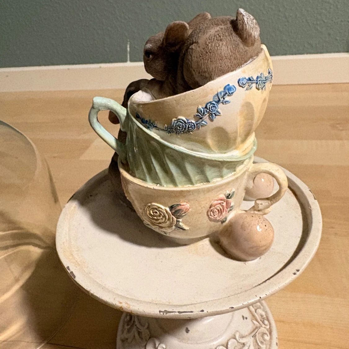 Dekorativ glasmonter med kaniner och tekoppar - 4