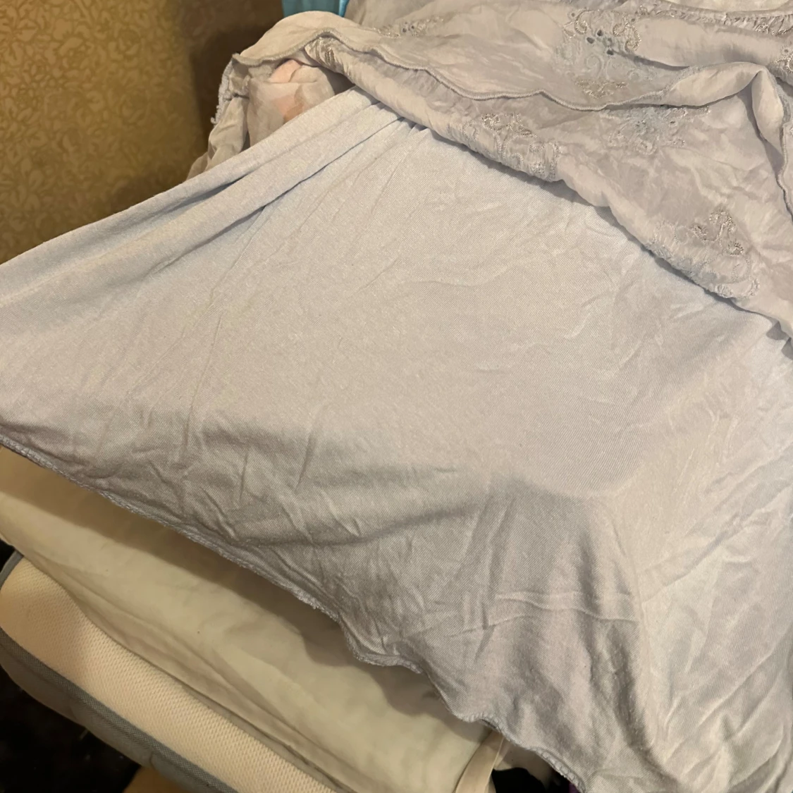 Ljusblå broderad blus med vida ärmar strl: M - 4