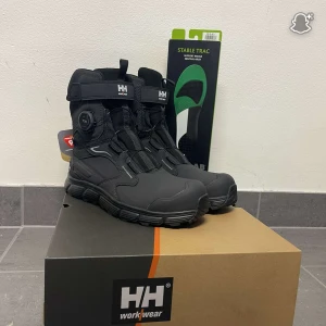 Svarta Kensington MXR vinterboots HH - Svarta Kensington MXR vinterboots från Helly Hansen Workwear med Primaloft-isolering och robust design. Aldrig använda helt nya! Nypris för skorna är 2800 och sulorna kostar 450 du får båda för 2300 eller bara skorna för 2000! Här gärna av dig vid intresse och frågor