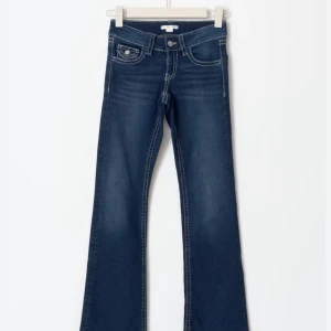 Mörkblå bootcut jeans med kontrastsömmar - Säljer dessa skit snygga marinblå jeans som är från Gina!! 