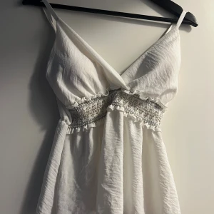 Vitt linne - Vitt linne bara använt en gång förut, så den är som helt ny. Skriv im ni har frågor, funderingar eller om pris ska diskuteras 💕