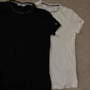 Calvin Klein 2-pack - 2-pack stilrena t-shirts från Calvin Klein Jeans, en svart och en vit. Använt ett par gånger men tyckte dom sitter lite för slim. Tröjan passar säkert XS. Pris går säkert o diskutera